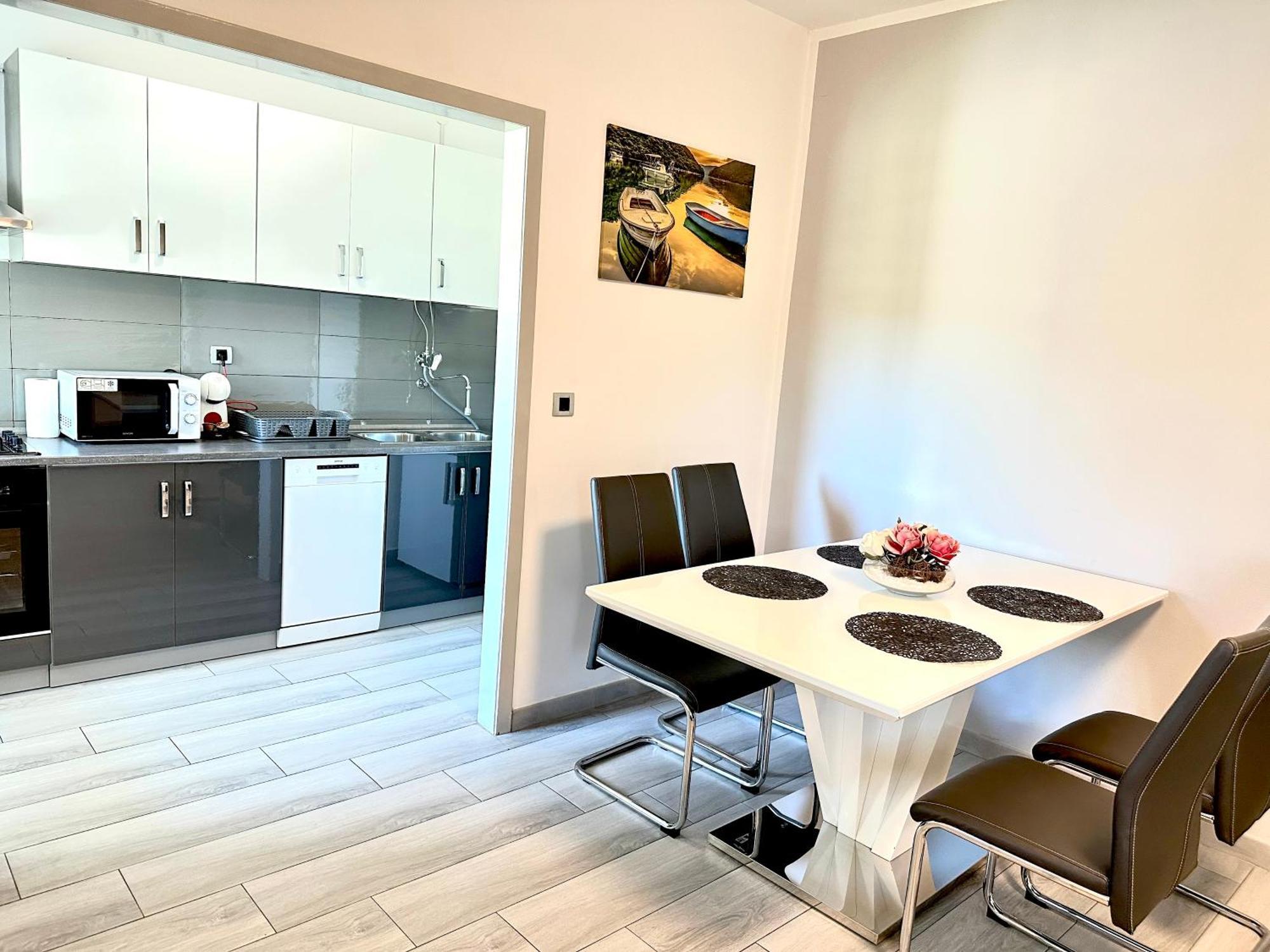 Apartman Rocan เวอร์ซาร์ ภายนอก รูปภาพ